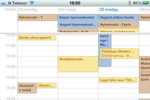 Slik ser kalenderen ut på iPhone når du har lagt til mer enn én Google-kalender. Du kan enkelt skru av og på de kalenderne du vil se.